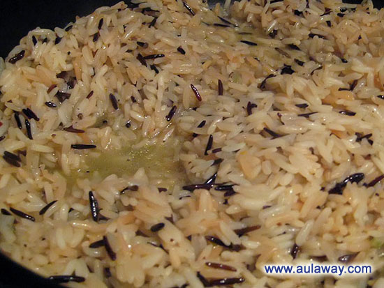 Рис для паэльи. В разогретую сковородку добавляем оливковое масло и жарим пока он не станет прозрачным.