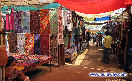 Дневной рынок в Аджуне. Индийские покрывала.