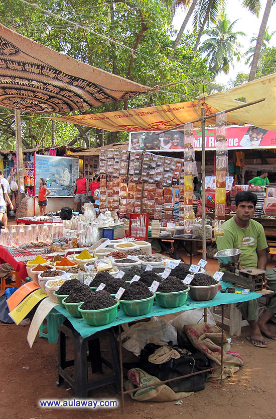 Дневной рынок в Аджуне. Продажа местных чаев.