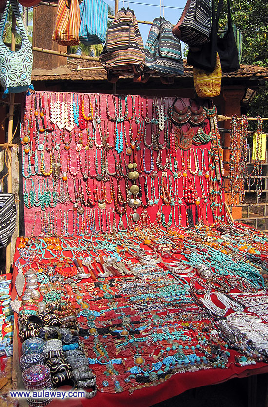 Дневной рынок в Аджуне. Украшения руками индийских мастериц