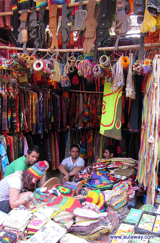 Дневной рынок в Аджуне. Непальские товары.