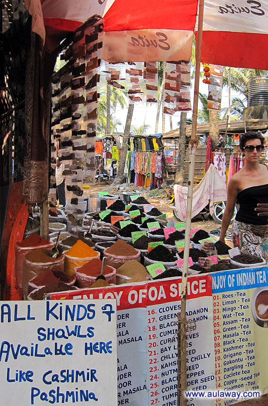 Дневной рынок в Аджуне. Лавка индийских специй.