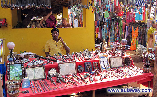 Дневной рынок в Аджуне. Штучки из камней.