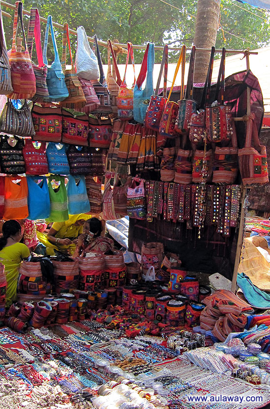 Дневной рынок в Аджуне. Сумочки.