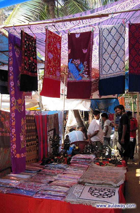 Дневной рынок в Аджуне. Индийские шали.