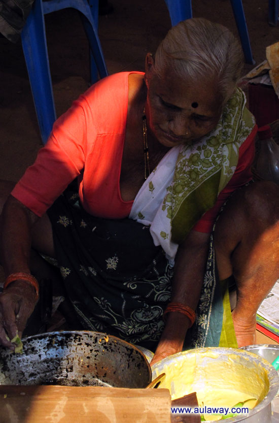 Дневной рынок в Аджуне. Индийская женщина в обеденный перерыв.