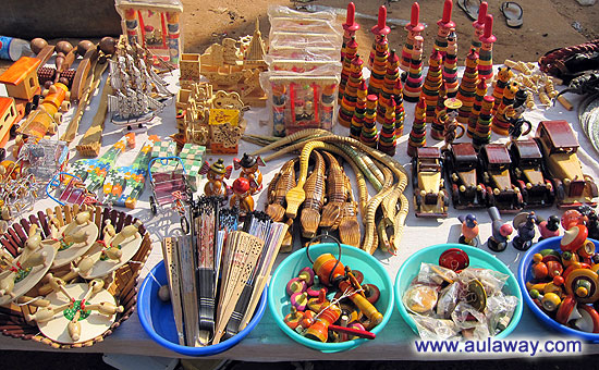 Дневной рынок в Аджуне. Деревянные поделки.