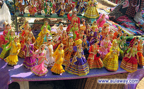 Дневной рынок в Аджуне. Индийские куклы