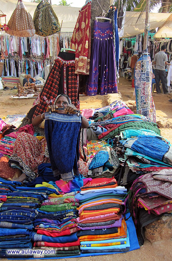 Дневной рынок в Аджуне. Платья, сарафаны. 