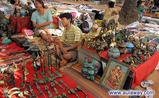 Дневной рынок в Аджуне. Буддийские изделия тибетских торговцев.