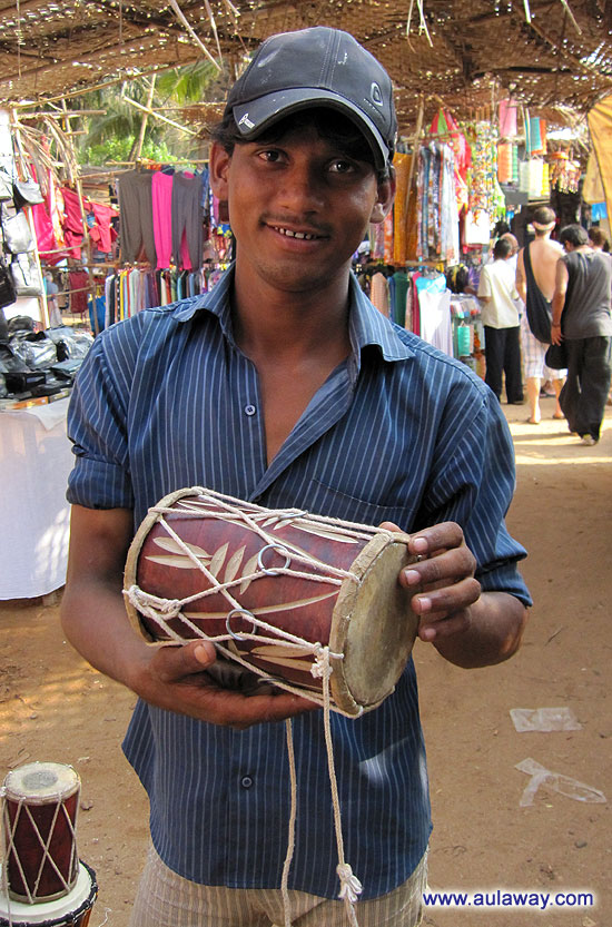 Дневной рынок в Аджуне. Продавец барабанов.