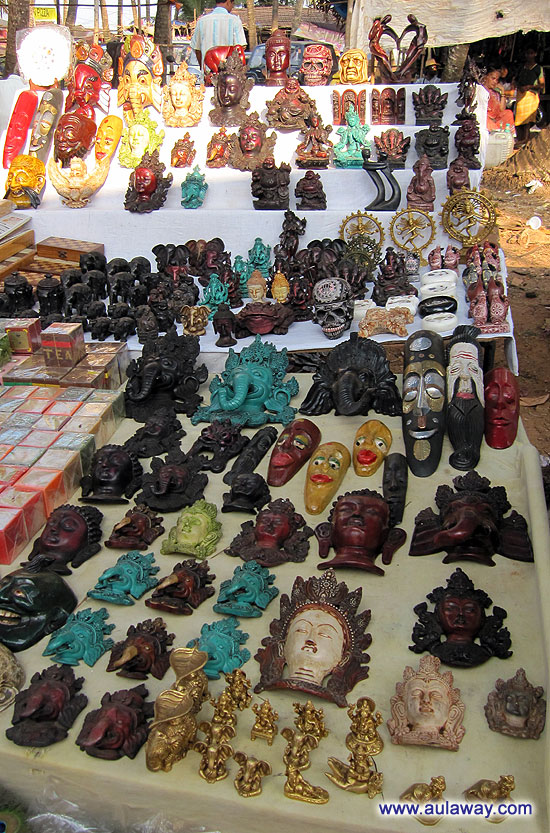 Дневной рынок в Аджуне. Маски.
