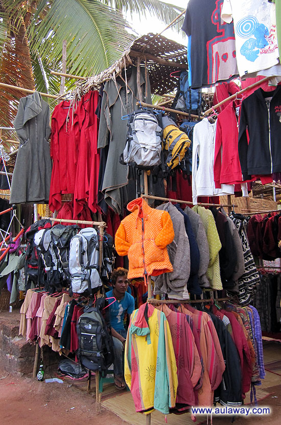 Дневной рынок в Аджуне. Теплая одежда непальских кудесников