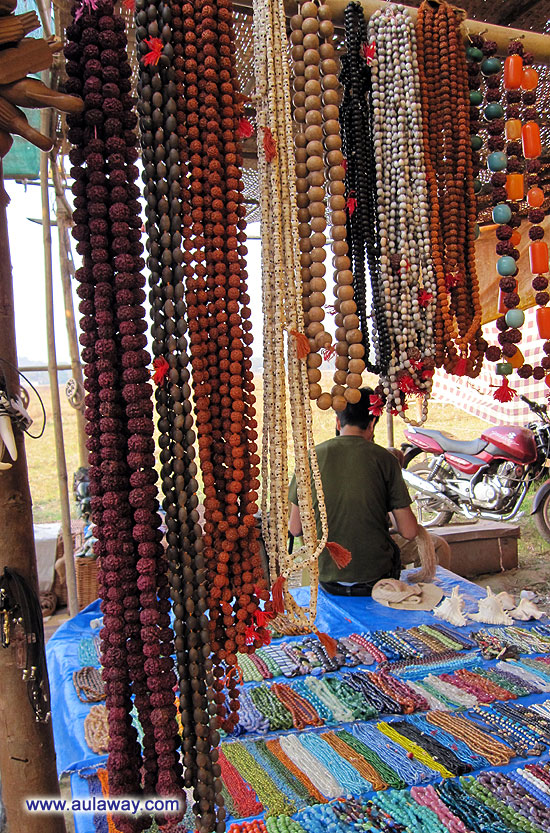 Дневной рынок в Аджуне. Бусы, четки.