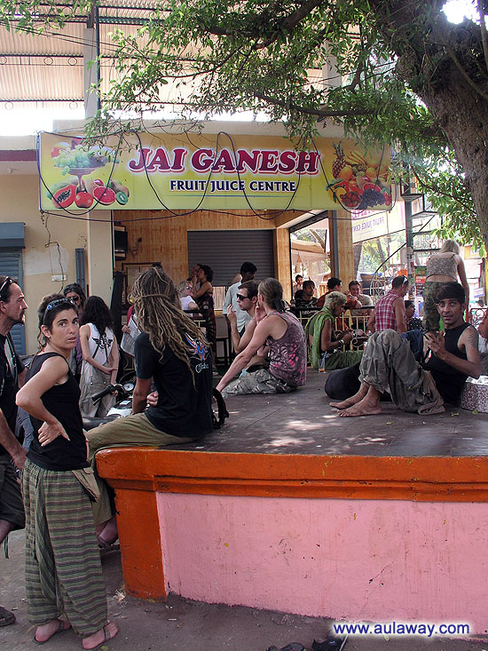 Джус-центр (Jai Ganesh Fruit Juice Centre). Места внутри мало. Многие сидят вокруг где придется и попадется. По индийски. Все в таком мирном и спокойном азиатском русле.