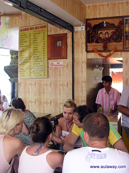  	 Джус-центр в Чапоре (Jai Ganesh Fruit Juice Centre & Scarlet Fresh Juice Centre). В ожидании заказанного сока. 