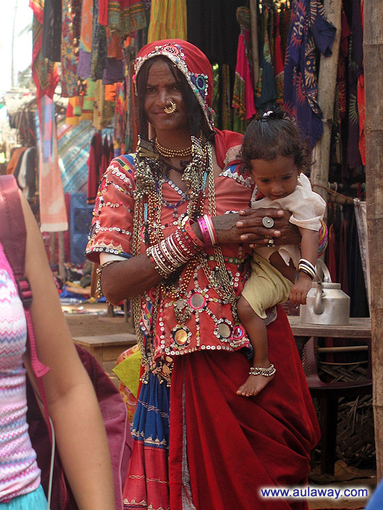 Дневной рынок в Аджуне. Непонятная индийская женшина.