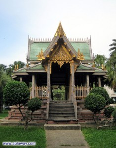 История жизни в Таиланде. Типичный буддийский храм.